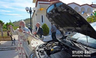 Ιερέας στο Ναύπλιο έκανε αγιασμό σε αυτοκίνητα