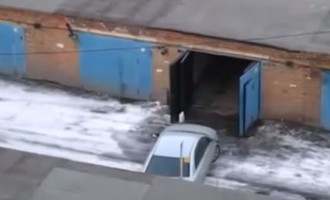 Ρεκόρ – Ρωσία: Χρειάστηκε 7 λεπτά για να περάσει το πεζοδρόμιο και να παρκάρει (βίντεο)