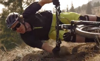 Απίστευτες φιγούρες με το ποδήλατο παράλληλα με το έδαφος (βίντεο)