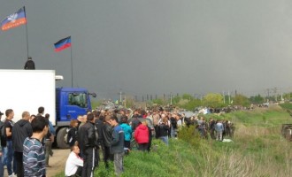 Άοπλοι ρωσόφωνοι πολίτες βάζουν τα κορμιά τους μπροστά στα τανκς