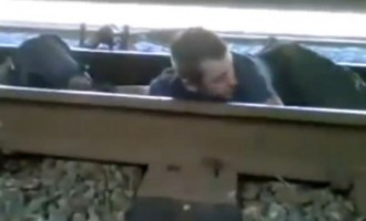 Απίστευτο: Περνά κάτω από τρένο που είναι εν κινήσει! (βίντεο)