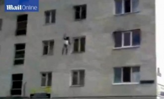 Μητέρα πετάει τα παιδιά της από το παράθυρο για να τα σώσει (βίντεο)