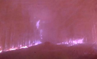 Ρωσία: Αυτοκίνητο περνά μέσα από την φωτιά (βίντεο)