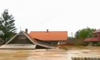 Σερβία: Το νερό από τις πλημμύρες έφτασε στον 4ο όροφο (βίντεο)