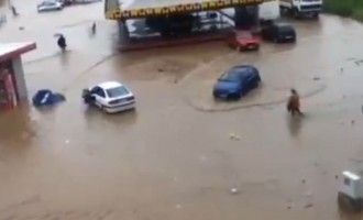 Απίστευτο: Πόλη στη Βοσνία πλημμύρισε μέσα σε 5 λεπτά (βίντεο)
