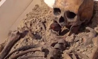 Μπουλντόζα ξέθαψε αρχαίους τάφους στην Κύπρο