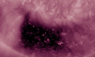 Η τεράστια τετράγωνη τρύπα στον Ήλιο προβληματίζει την ΝΑΣΑ (βίντεο)