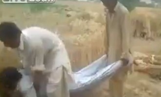 To νέο τεχνολογικό θαύμα του Πακιστάν η… θεριζοαλωνιστική ανθρωπο-μηχανή (βίντεο)