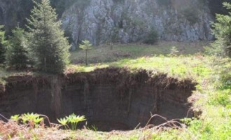 Μεγάλος κρατήρας από κατολίσθηση στα Τρίκαλα (εικόνες)