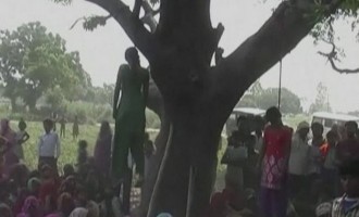 Φρίκη στην Ινδία: Βίασαν και κρέμασαν από δέντρο δύο ανήλικα κορίτσια  (βίντεο)