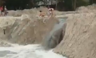 Βιετνάμ: Τρεις νεαροί παρασύρθηκαν από το πλημμυρισμένο ποτάμι (βίντεο)