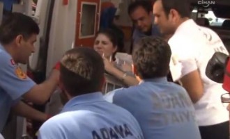 Επιχείρηση πυροσβεστών να κόψουν το κάγκελο που είχε καρφωθεί στο χέρι της (βίντεο)