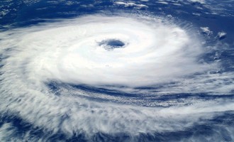 Τροπικός κυκλώνας πλησιάζει διυλιστήριο της Pemex