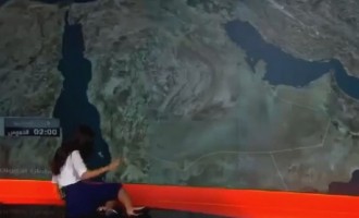 Αλ Αραμπίγια: Η παρουσιάστρια έπεσε την ώρα του δελτίου (βίντεο)