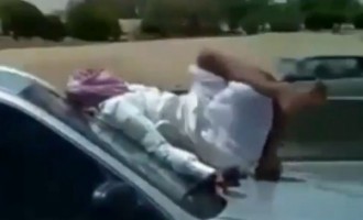 Είναι τρελοί αυτοί οι… Άραβες: Βόλτα στο καπό του αυτοκινήτου (βίντεο)