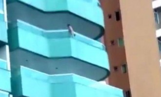 Απίστευτο βίντεο: Παιδάκι κρεμάστηκε από τον 5ο όροφο πολυκατοικίας