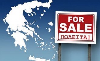 Liberation: «Η Ελλάδα πωλεί ό,τι μπορεί, προκειμένου να ελαφρώσει το χρέος»