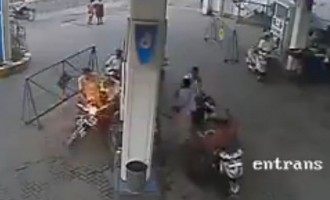 Πανικός: Μηχανάκι παίρνει φωτιά σε βενζινάδικο στην Ινδία (βίντεο)
