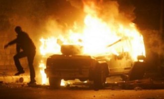 Θεσσαλονίκη: Τραυματίστηκαν 2 πυροσβέστες από έκρηξη σε σταθμευμένο αυτοκίνητο