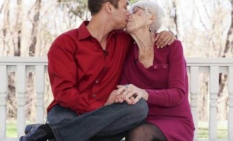 31χρονος γεροντόφιλος ποζάρει με την 91χρονη ερωμένη του