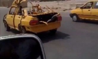 Ιράκ: Το βομβαρδισμένο… κάμπριο ταξί που… συναρπάζει (βίντεο)