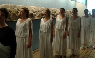 Συγκινητική διαμαρτυρία Ελληνίδων με χιτώνες στο Βρετανικό Μουσείο