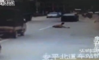 Πεκίνο: Έπεσε 6 φορές σε διερχόμενα αυτοκίνητα για να τραβήξει την προσοχή (βίντεο)