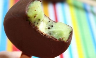 Σπιτικό παγωτό ακτινίδιο με επικάλυψη σοκολάτας