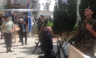 Ο Τέρενς Κουίκ στις εκδηλώσεις μνήμης για τους πεσόντες Έλληνες μουσουλμάνους στον Β Παγκόσμιο Πόλεμο