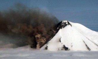 Ξύπνησε το ηφαίστειο Παβλόφ στην Αλάσκα, εντυπωσιακές εικόνες
