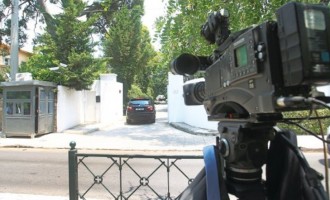 Τα “χρειάστηκε” ο Σαμαράς – 50 αντιεξουσιαστές έξω από το σπίτι του!
