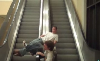 Απίστευτες γκάφες: Οι κυλιόμενες σκάλες είναι μεγάλος… μπελάς (βίντεο)