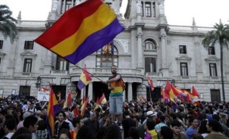 Η ισπανική κυβέρνηση ανησυχεί από το αντιμοναρχικό κίνημα