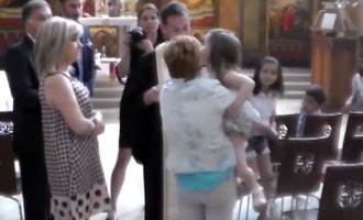 Απίστευτο: Ιερέας διακόπτει την βάπτιση γιατί η μικρή δεν θέλει να… βαπτιστεί (βίντεο)