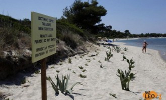 Χαλκιδική: Ιδιοκτήτης παραθαλάσσιου οικοπέδου “έκλεισε” την… παραλία του (φωτογραφίες)