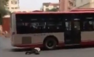 Κίνα: Έπεσε στις ρόδες του λεωφορείου για να αυτοκτονήσει (βίντεο)