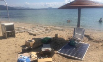 Απαράδεκτο: Λουόμενοι εμπόδισαν την εγκατάσταση συστήματος για ανάπηρους σε παραλία της Ν. Μάκρης