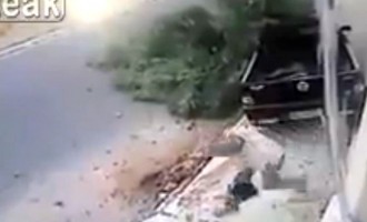 Δεν θα πιστέψετε τι έγινε όταν αυτοκίνητο έπεσε πάνω σε 3 πεζούς (βίντεο)