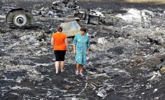 Χάος στο σημείο συντριβής του Boeing: Πλιάτσικο ανάμεσα στα σκορπισμένα πτώματα (εικόνες)