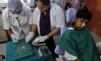 Ινδία: Έβγαλαν από 17χρονο 232… δόντια (βίντεο)