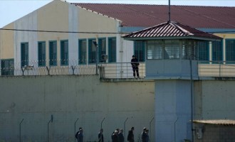 Πλήρως… αρματωμένοι με αυτοσχέδια όπλα οι κρατούμενοι στα Τρίκαλα
