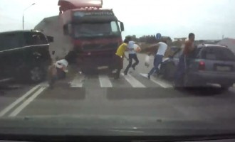 Ρωσία: Φορτηγό με σπασμένα τα φρένα παρασύρει 6 πεζούς (βίντεο)