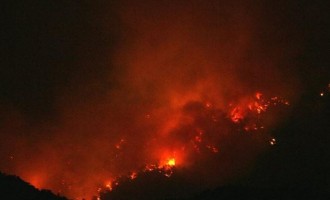 Μεγάλη φωτιά στη Σαμοθράκη απειλεί ξενοδοχεία και οικισμούς
