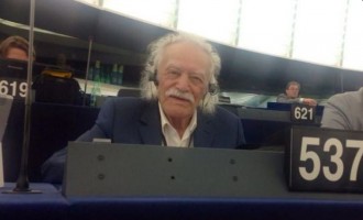 O Μανώλης Γλέζος στα έδρανα του Ευρωπαϊκού Κοινοβουλίου