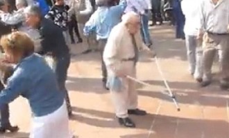 Απίθανο βίντεο: Σούπερ παππούς πετά τις πατερίτσες και χορεύει ροκ εν ρολ