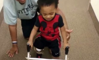 Συγκλονιστικό: Ο δίχρονος Κάιντεν κάνει τα πρώτα βήματα με προσθετικά πόδια (βίντεο)