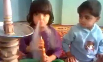 Τα παιδιά του χειρότερου πατέρα του κόσμου καπνίζουν… ναργιλέ (βίντεο)