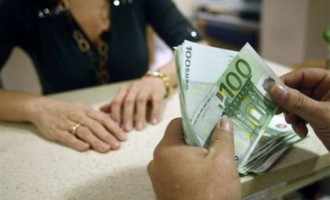Στα 3,7 δισ. ευρώ η εκροή των καταθέσεων τον Μάιο