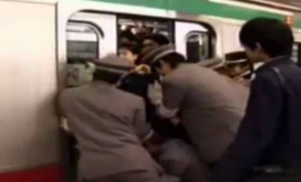 Τσουβαλιάζοντας ανθρώπους στο μετρό του Τόκιο (βίντεο)