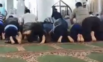 Μικρά παιδιά τσακώνονται σε τζαμί την ώρα της προσευχής (βίντεο)
